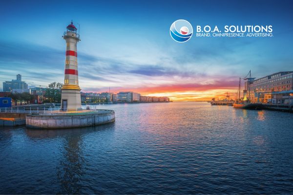 Faro sul mare al tramonto, simbolo del metodo B.O.A.