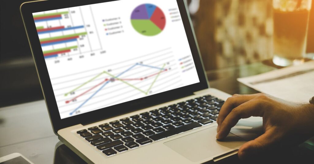 Strategie di marketing digitale per PMI rappresentate su un laptop.